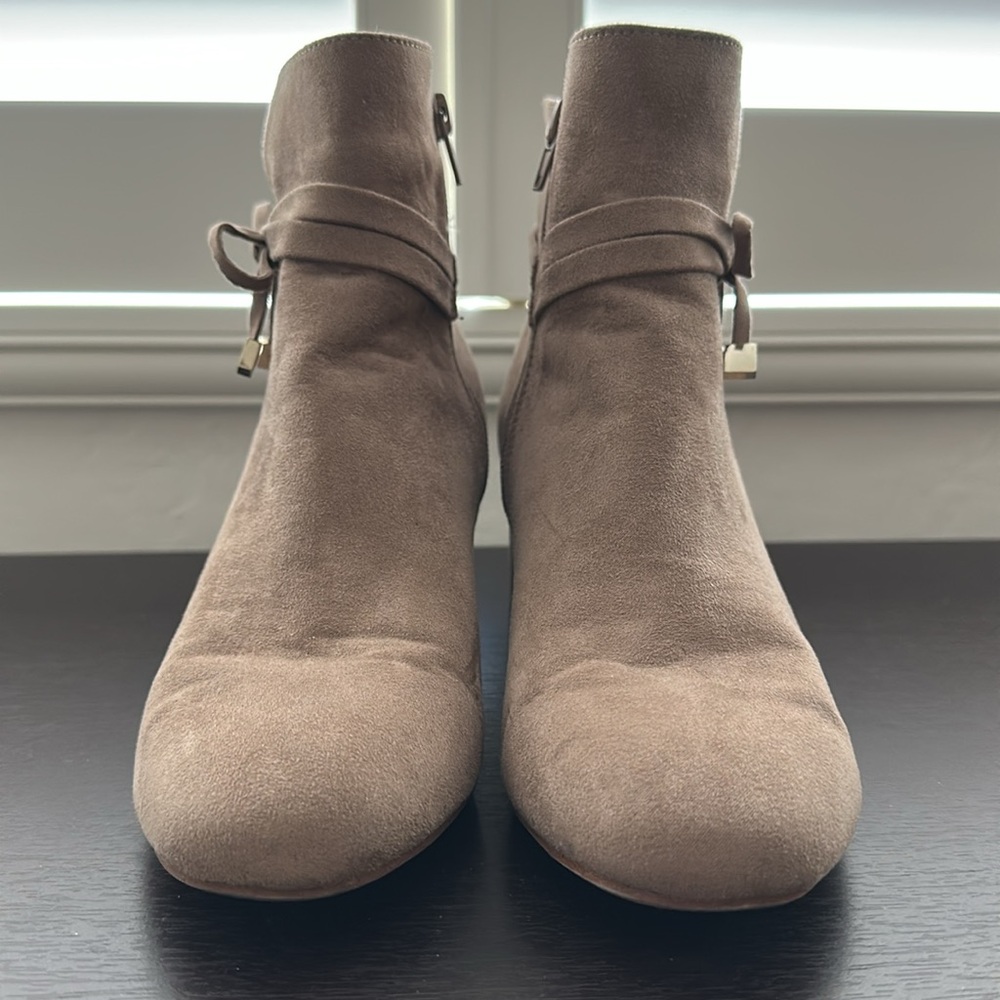 Kelly & Katie tan suede like ankle boot / bootie with bows - Picture 2 of 9